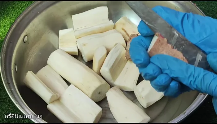 Peel the cassava. Use a knife to carefully peel off the outer shell. Wash thoroughly with clean water, rinsing 1-2 times.