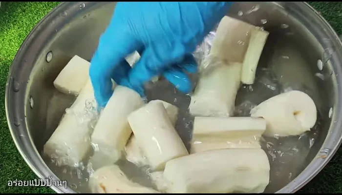 Prepare the cassava. Use a peeler or knife to thinly slice the cassava. Remove the hard core in the center; it's fibrous and should be discarded.