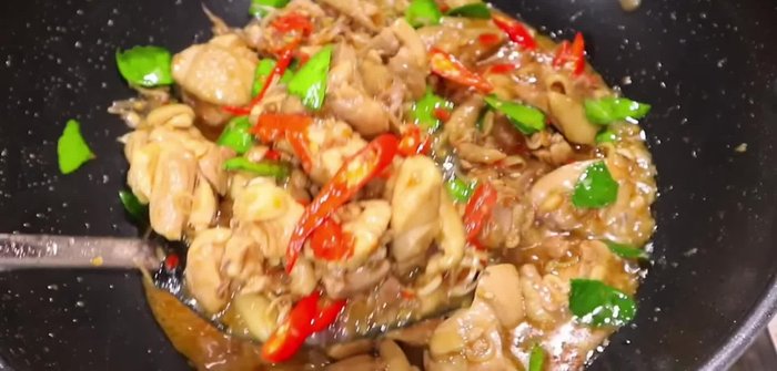 Prepare the chicken by cutting it into bite-sized pieces.