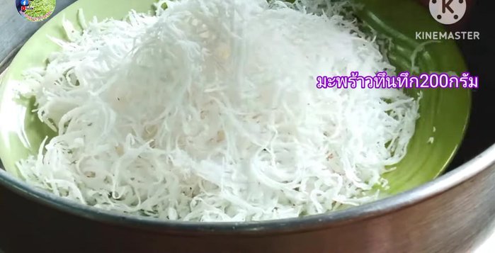 Steam the grated coconut for 5 minutes. Once cooked, put it in a tray, sprinkle with salt, and set aside.