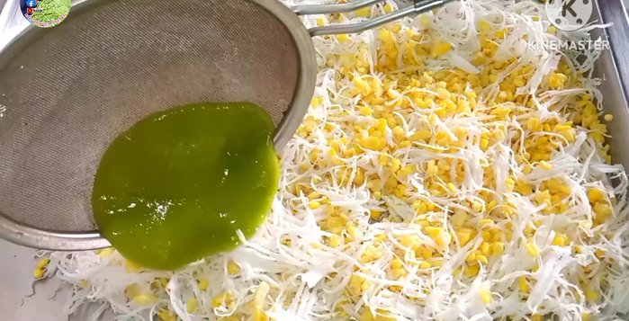 Remove the cooked dough, drain well, and place a small amount in coconut shells. Add the reserved mung beans as filling, and fold to create bean cakes.