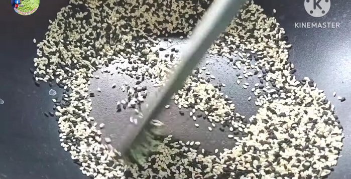 Roast sesame seeds in a pan over low heat until golden yellow and fragrant. Then grind them using a mortar and pestle. Mix with sugar.