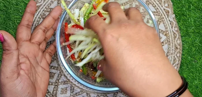 Mix all the vegetables well.
