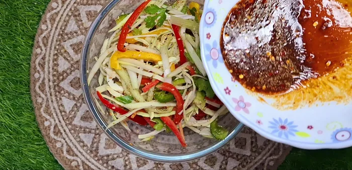 Pour the dressing over the vegetables. Add honey. Mix everything very well.