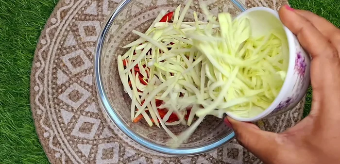 Place all chopped vegetables in a large bowl. Add spring onion (both white and green parts), green coriander, crushed peanuts, and roasted sesame seeds. Add crushed dry mint (or fresh mint leaves).