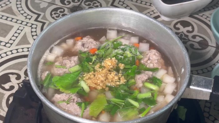 Put pork in a bowl. Season with oyster sauce, palm sugar, banana chips, sesame oil, white soy sauce, and mushroom soy sauce or seasoning powder. Add three spices (coriander, garlic, pepper) and cornstarch. Mix well and marinate for 10-15 minutes.