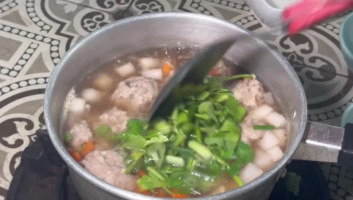 Add spring onions, chives, and garlic.