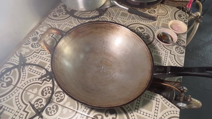 Place a pan on the stove over medium heat. Add palm sugar and water.