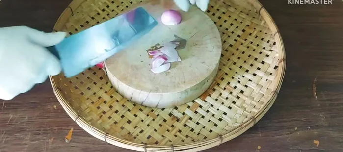 Chop the shallots. Don't slice them too thinly or too thickly.