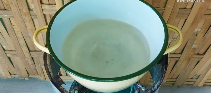 Boil the chili peppers in water with salt until the color becomes more vibrant. This prevents spoilage.