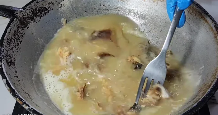 In a pot, add the fish meat and the prepared curry paste. Add the water used to rinse the mortar.