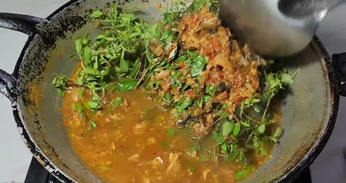 Add the Ira vegetables to the boiling curry. Simmer for a while, then turn off the heat.