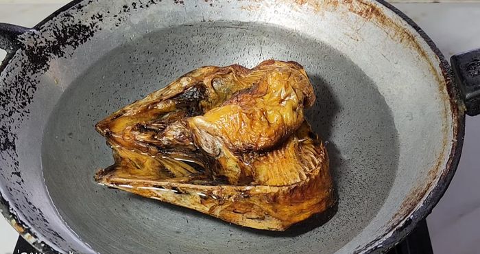 Prepare the fish: Boil the fish in water until cooked. Separate the head and bones, leaving only the meat.