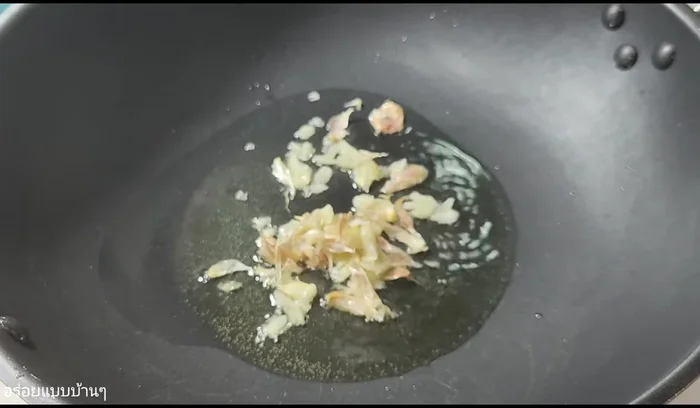Heat a little oil in a pan and add the pounded garlic. Fry until fragrant and golden yellow.