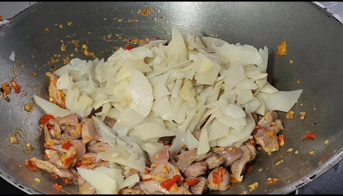 Add pickled bamboo shoots and the water used to rinse the mortar.