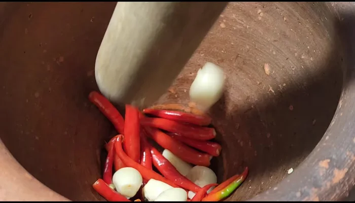 Finely pound black peppercorns, red chili, and Chinese garlic. Adjust spiciness to your preference.