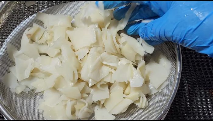 Wash pickled bamboo shoots 2-3 times.