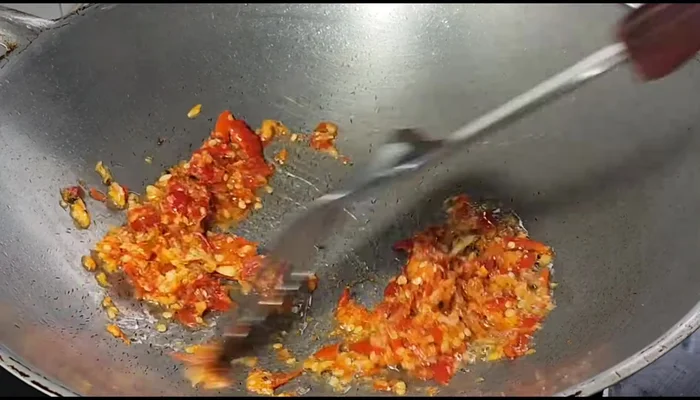 Heat oil in a pot. Add pounded chili and garlic, stir-fry until fragrant.