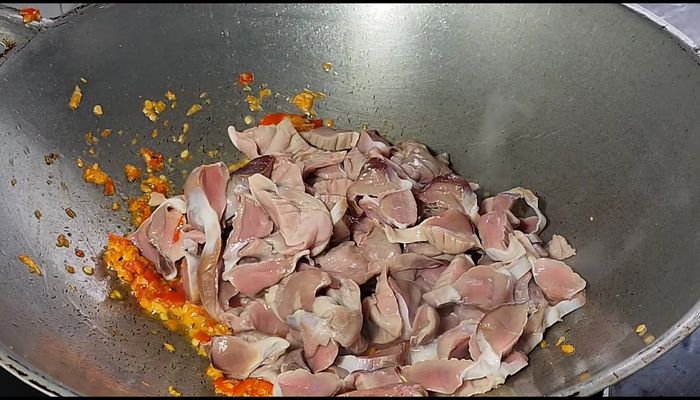 Add chicken gizzards and stir-fry until cooked.