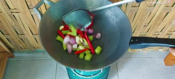 Roast all ingredients (chili peppers, garlic, coriander) until slightly burnt. The aroma will be wonderful!