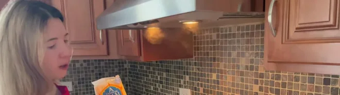 Bring water to a boil in a pot. You can add salt to the water.