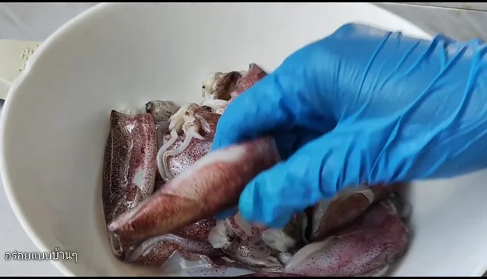 Clean the squid; remove the transparent core and wash thoroughly. Score the squid.