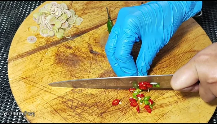 Thinly slice the chili peppers.