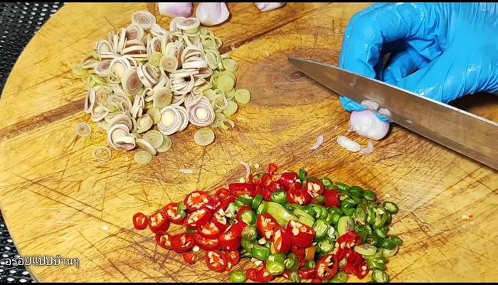 Thinly slice the shallots.