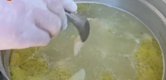 Season the chicken broth with sugar and chicken seasoning.