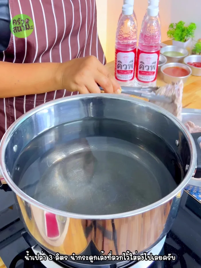 Prepare noodle soup: In 3 liters of water, add boiled bones, 5 crushed coriander roots, 5 crushed cloves of Chinese garlic, 1 tablespoon of crushed white pepper, 1 tablespoon of salt, 1 tablespoon of sugar, 1.5 tablespoons of white vinegar, 4 tablespoons of fish sauce, 2 pieces of grilled dried squid, and 1 sliced radish. Boil over medium heat, skimming off bubbles.