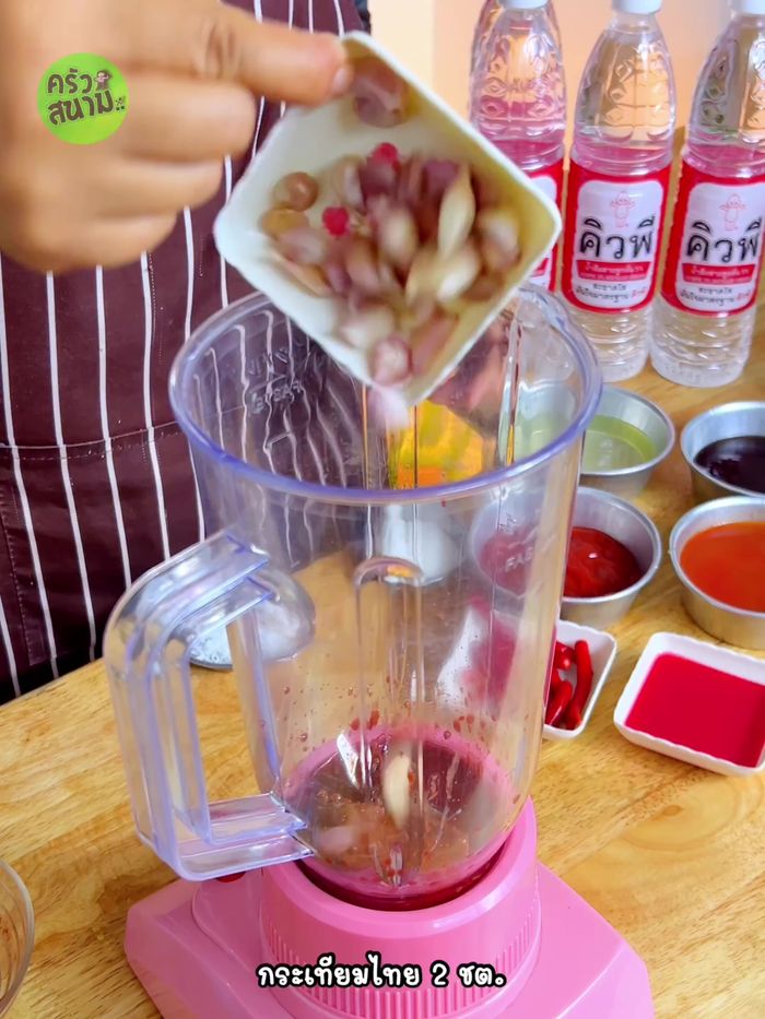 Make the sauce: Blend 4 fermented bean curd blocks, 3 tablespoons of fermented bean curd juice, 2 tablespoons of garlic, 10 red chili peppers, 0.5 tablespoon of ground salt, 3 tablespoons of sugar, 100 grams of tomato sauce, 150 grams of chili sauce, 3 tablespoons of Yen Ta Fo red sauce, 100 grams of pickled garlic juice, 3 tablespoons of oyster sauce, and 6 tablespoons of 5% distilled vinegar until smooth.