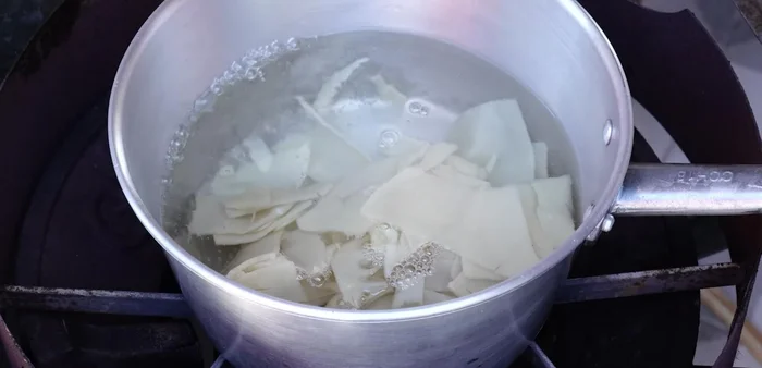 Boil the water. Add the pickled bamboo shoots, cut into small pieces, and boil for about 5 minutes for safety.