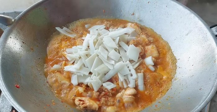 Add washed and pre-soaked pickled bamboo shoots. Add 2-3 cups of water to reduce saltiness.