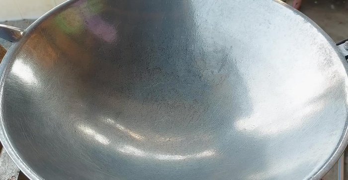 Add oil to the pan and heat.