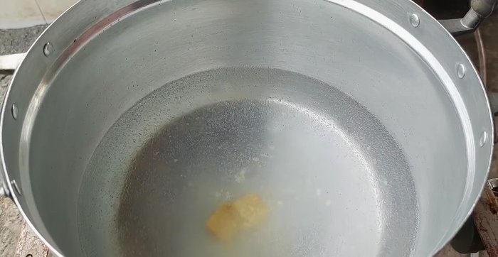 In a pot, combine water, pork soup cubes, seasoning powder, light soy sauce, oyster sauce, white sugar, and dark soy sauce.