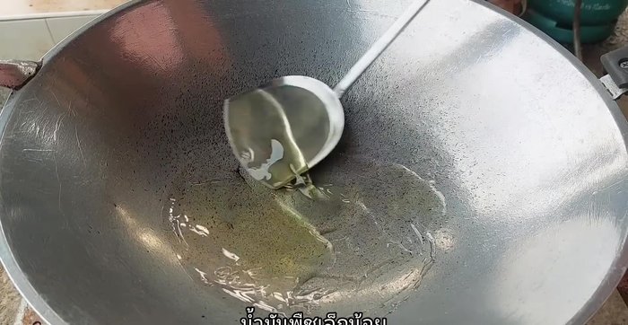 Stir-fry pounded garlic and pepper in vegetable oil until fragrant.