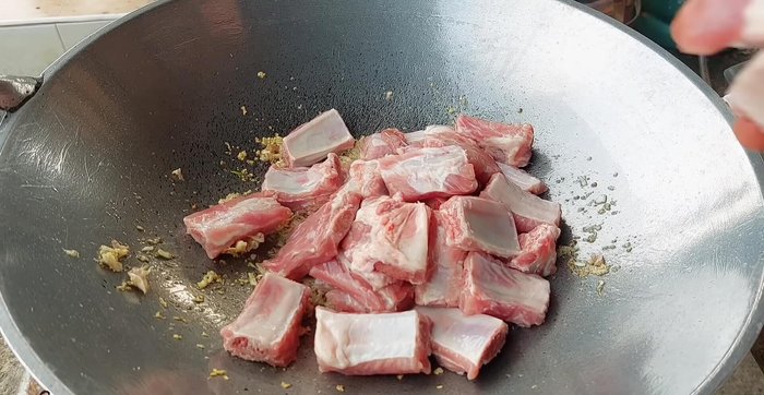Add pork ribs and stir-fry until fragrant.