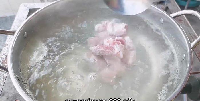 Bring the water to a boil, then add the pork cartilage. Do not stir.