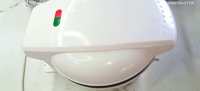 Preheat oven for 5 minutes. Lightly grease the donut pan with rice bran oil.