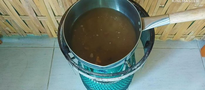 Boil the fish and fish kidneys with water (500ml). Add lemongrass, kaffir lime leaves, tamarind, and lime.