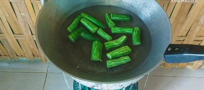 Prepare the vegetables (snake-patterned gourd, eggplant, etc.). You can boil them beforehand.