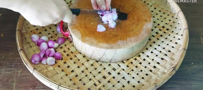 Slice the shallots thickly. Don't slice them too thinly.