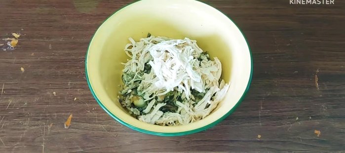 Combine the pounded paste, shredded chicken, seasoning powder, MSG, sugar, tamarind juice, lime juice, and water in a bowl. Mix well.