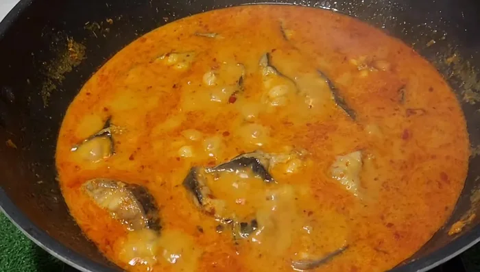 Add Cha-Plu leaves to the boiling curry.