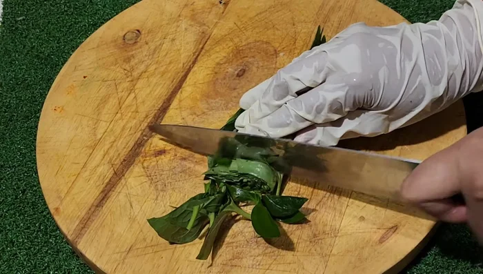 Wash and cut the Cha-Plu leaves into strips.