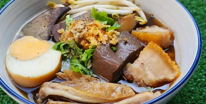 Prepare the ingredients: wash and soak shiitake mushrooms, boil and soy sauce marinate eggs.