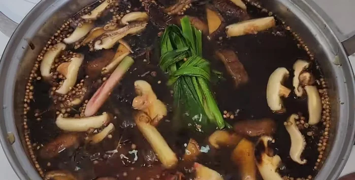 Add pork liver and heart, pork stomach (simmer for 1 hour). Simmer on high heat for 30 minutes.