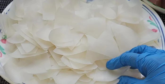 Prepare the noodles: separate noodles with hands, add 2 cups of water, and then 1 ladle of rice flour, mix until thickened.