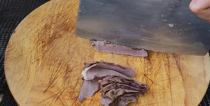 Cut the pork heart and liver into thin slices.