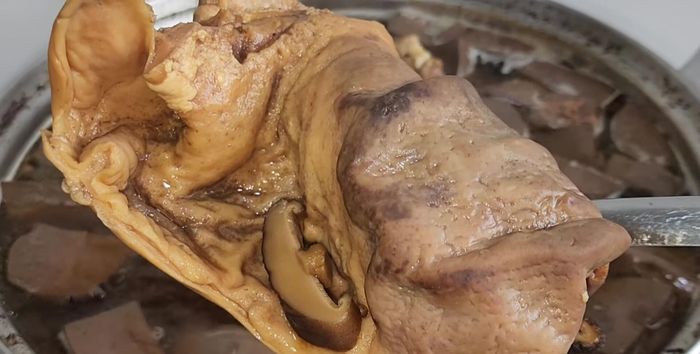 Cut the pork stomach after cooling.